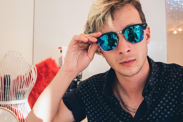 Co to jest Ray Ban i skąd wzięła się popularność tej marki?