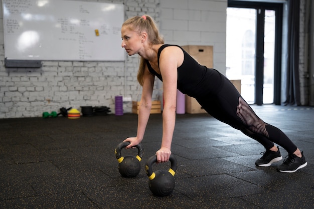 Jak ćwiczyć z kettlebells bezpiecznie i efektywnie?