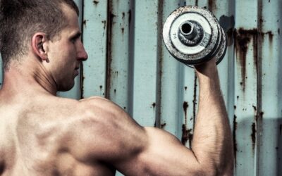 Jak ćwiczyć z kettlami, żeby poprawić siłę i wytrzymałość?