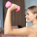 Jakie ćwiczenia z hantlami warto wypróbować w domu?