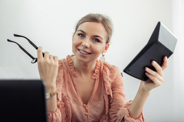 Od czego zależy ile kosztują szkła do okularów?