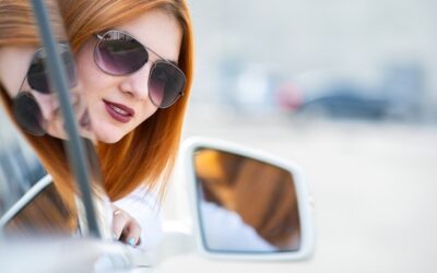 Ray-Ban z polaryzacją czy bez – co wybrać na lato?