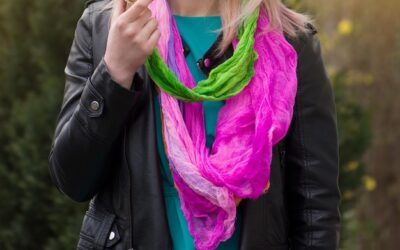 Jak nosić szalik do kurtki w chłodne dni?