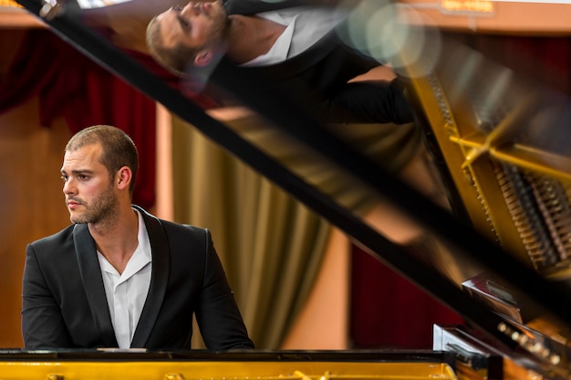 Jak ubrać się do filharmonii i dlaczego warto zadbać o odpowiedni strój?