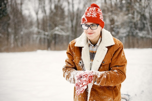 Jak wiązać chustę zimową, by chroniła przed chłodem?