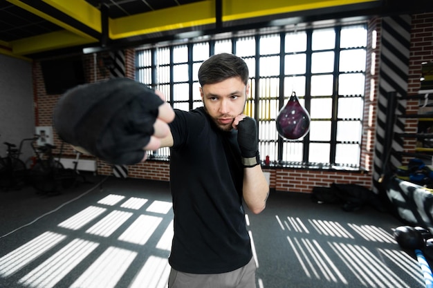 Jak ćwiczyć MMA w domu bez specjalistycznego sprzętu?