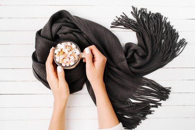 Jak zakładać szal do płaszcza by wyglądać stylowo?