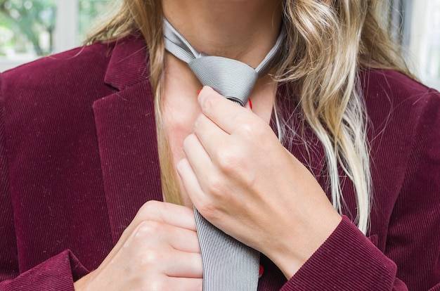 Jak modnie wiązać chustę na szyi?