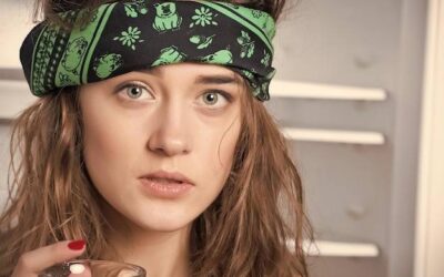 Jak nosić apaszkę na głowie w codziennych stylizacjach?