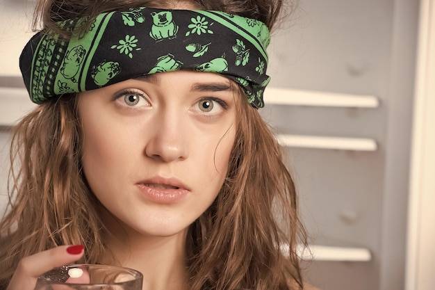 Jak nosić apaszkę na głowie w codziennych stylizacjach?