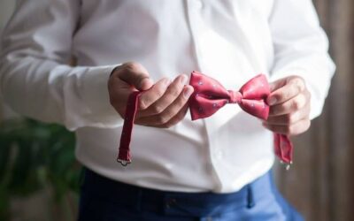 Jak wiązać apaszkę do sukienki, żeby podkreślić styl?