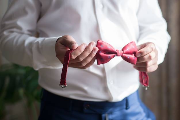 Jak wiązać apaszkę do sukienki, żeby podkreślić styl?