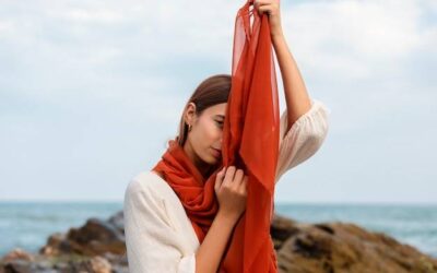 Jak wiązać szalik na płaszczu aby wyglądać stylowo?