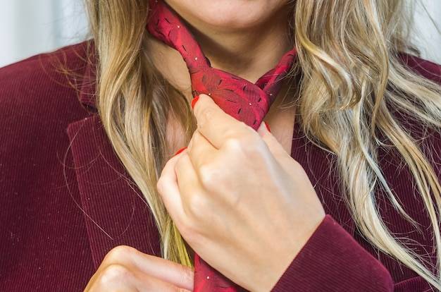 Jak zawiązać szalik damski w elegancki sposób?