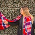 Jak wiązać dużą chustę w kratę, by wyglądać stylowo?
