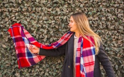 Jak wiązać dużą chustę w kratę, by wyglądać stylowo?