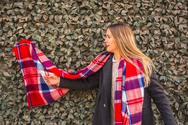 Jak wiązać dużą chustę w kratę, by wyglądać stylowo?