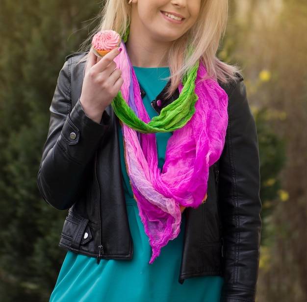 Jak wiązać kwadratową apaszkę, by dodać stylu każdej stylizacji?