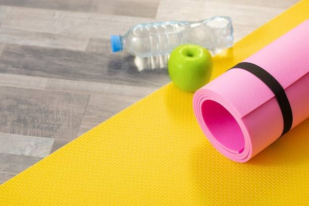 Jaka mata do ćwiczeń fitness sprawdzi się w domowych warunkach?