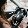 Jakie rękawiczki do jazdy samochodem wybrać?