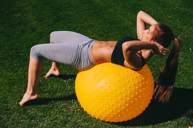 Piłka do ćwiczeń jaka najlepsza do domowego treningu?