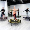Ćwiczenia na trampolinie co dają i kto może z nich skorzystać?
