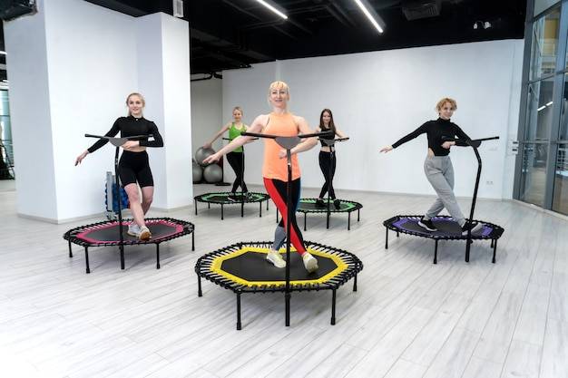 Ćwiczenia na trampolinie co dają i kto może z nich skorzystać?