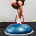 Jak działa platforma wibracyjna i na co wpływa podczas ćwiczeń?