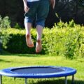 Trampolina z uchwytem czy bez która opcja sprawdzi się lepiej?