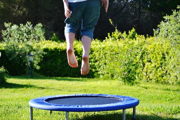 Trampolina z uchwytem czy bez która opcja sprawdzi się lepiej?