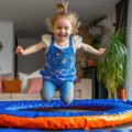 Jaka trampolina do domu sprawdzi się w małym mieszkaniu?