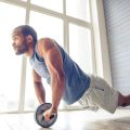Ab wheel jak ćwiczyć żeby wzmocnić mięśnie brzucha?